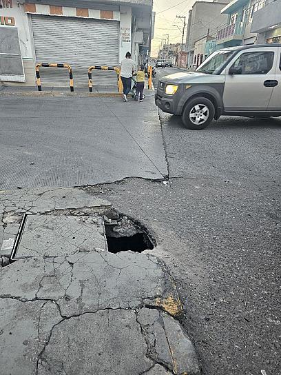 SOLICITAN REPARACIÓN URGENTE DE BANQUETA EN EL CENTRO DE FRESNILLO