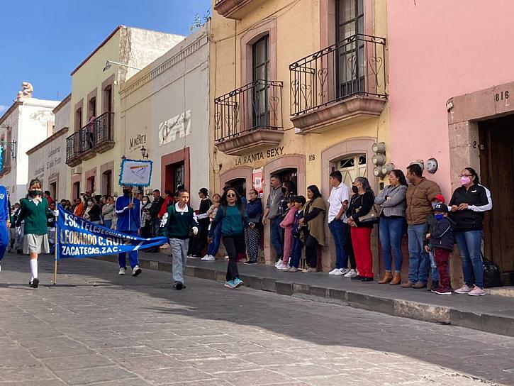 SORPRENDE DESFILE REVOLUCIONARIO