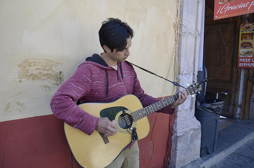 “SOY FELIZ EN LIBERTAD”: GILBERTO, ERRANTE CON SU GUITARRA 