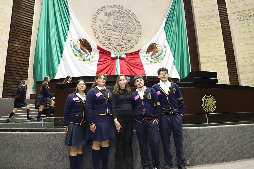 ACERCA NOEMÍ LUNA A ESTUDIANTES DE MUNICIPIOS ZACATECANOS AL EJERCICIO LEGISLATIVO FEDERAL