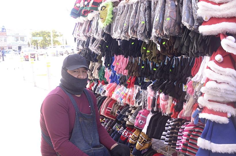 SU MADRE TEJE, ÉL VENDE