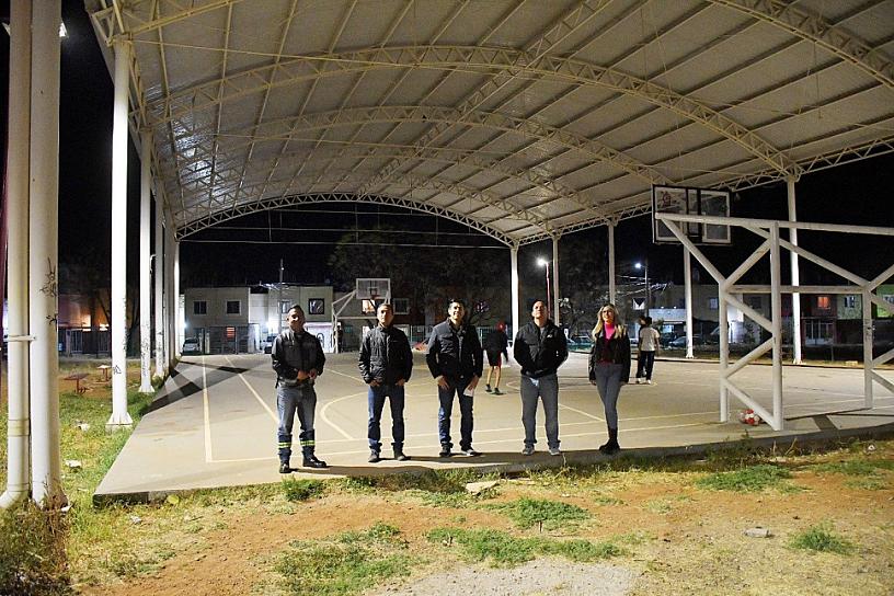 SUPERVISA ALCALDE CAMBIO DE LUMINARIAS EN CANCHA MULTIDEPORTIVA 