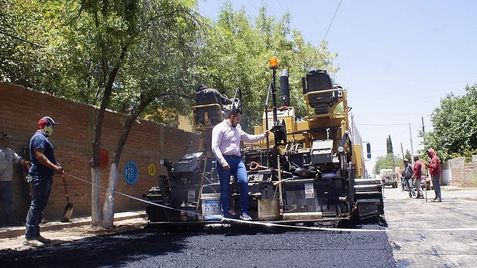 SUPERVISA ALCALDE PAVIMENTACIÓN EN CALLES DE JUAN ALDAMA