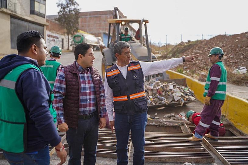 SUPERVISA JORGE MIRANDA TRABAJADOS DE ALCANTARILLADO