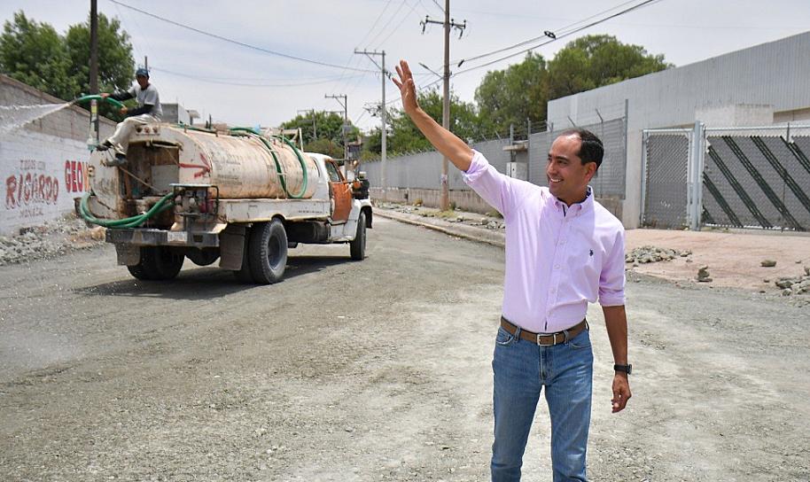 SUPERVISA JOSÉ SALDÍVAR TRABAJOS DE PAVIMENTACIÓN EN COLONIA PARQUE INDUSTRIAL 