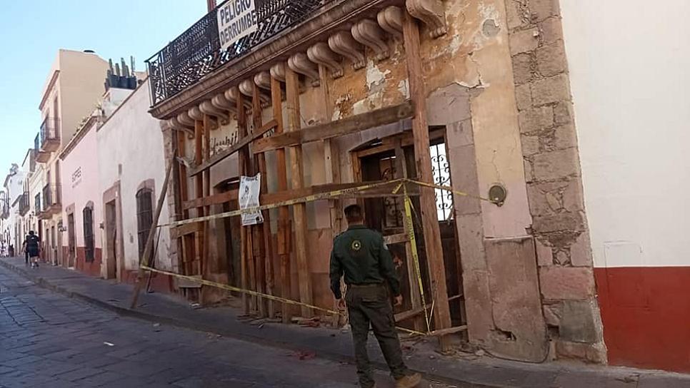 SUPERVISAN FACHADA EN PELIGRO DE DERRUMBE