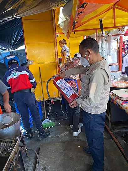 SUPERVISAN SEGURIDAD EN PUESTOS DE COMIDA DEL TIANGUIS DE DÍA DE MUERTOS 