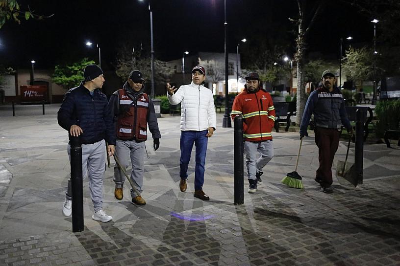 SUPERVISA PEPE SALDÍVAR ACCIONES DE BARRIDO MANUAL EN EL JARDÍN JUÁREZ