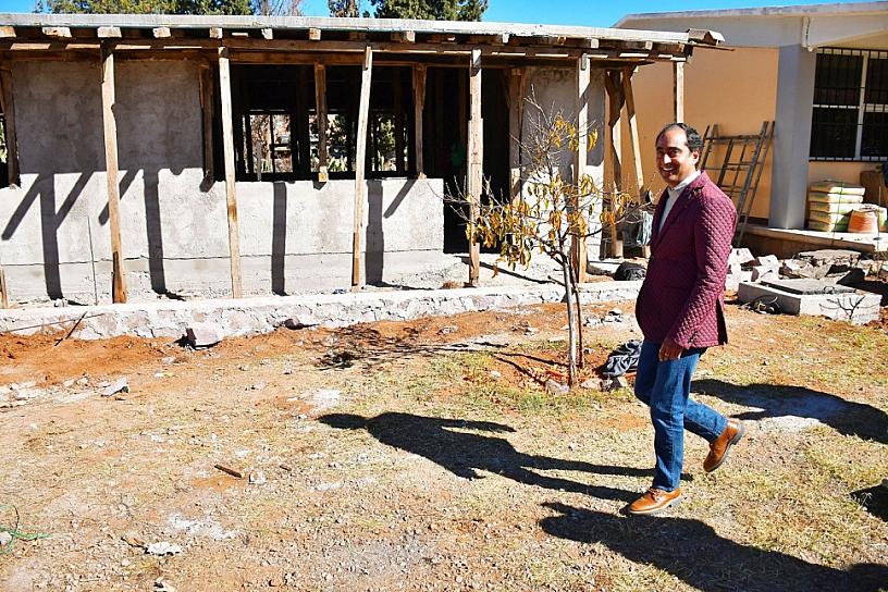 SUPERVISA PEPE SALDÍVAR CONSTRUCCIÓN DE AULA EN TACOALECHE 