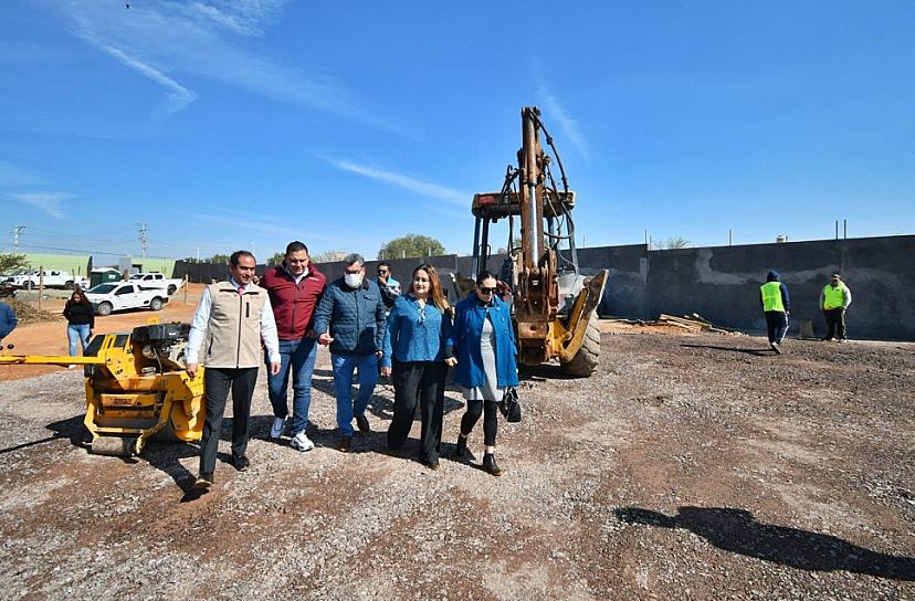 Supervisa Pepe Saldívar construcción de cancha en Cobaez de las Quintas