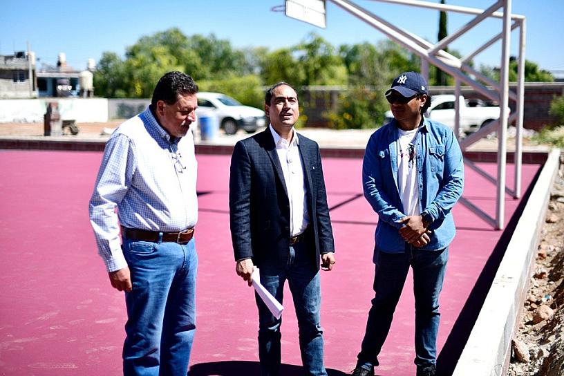 SUPERVISA PEPE SALDÍVAR CONSTRUCCIÓN DE CANCHA EN SECUNDARIA