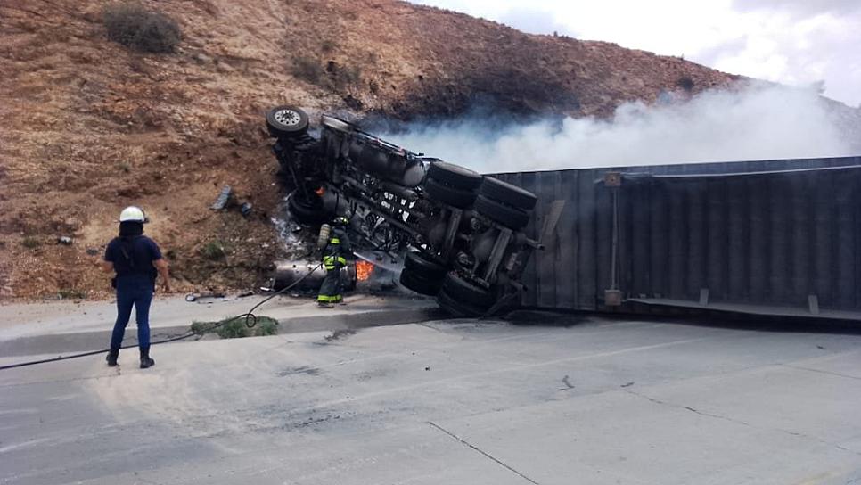 SUSCITA VOLCADURA E INCENDIO EN CARRETERA FEDERAL 4