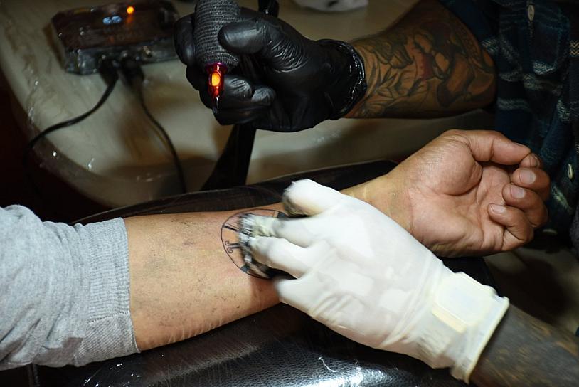 TATUADORES PLASMAN SU ARTE A GUADALUPENSES