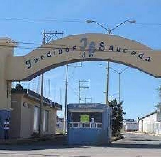 ACRIBILLAN A DOS HOMBRES EN JARDINES DE SAUCEDA 