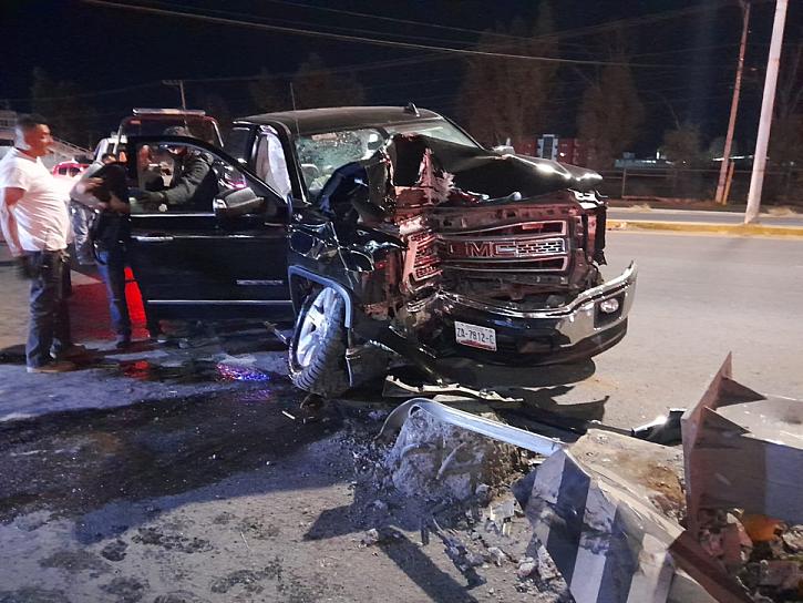 Termina camioneta de lujo en pérdida total tras choque contra un poste 