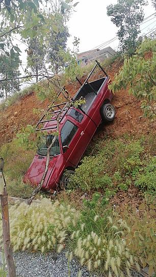 TERMINA CAMIONETA EN BARRANCO; CHOFER SE DA A LA FUGA 