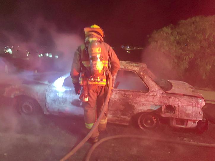 TERMINA EN CENIZAS UN TSURU; EL VEHÍCULO FUE ABANDONADO EN TRÁNSITO PESADO 