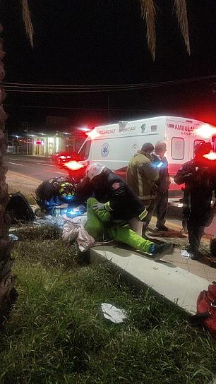 PIERDE EL CONTROL DE SU CAMIONETA, CHOCA CONTRA UNA JARDINERA Y TERMINA VOLCADO