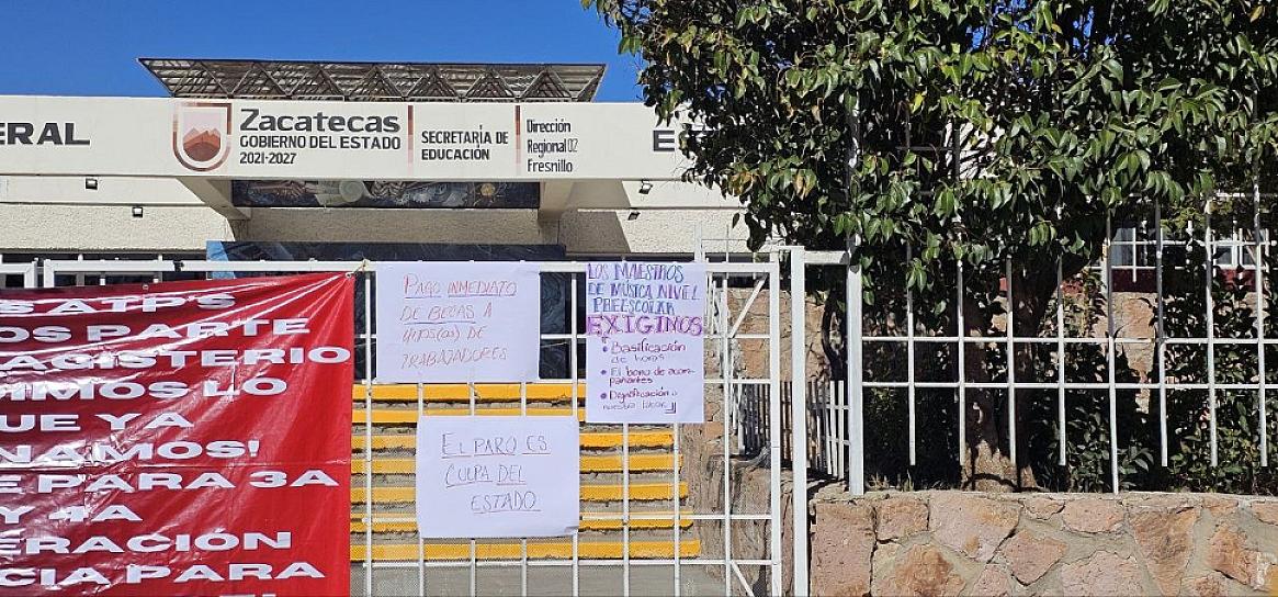 Toman maestros del SNTE oficinas y escuelas en Fresnillo en demanda de pagos pendientes