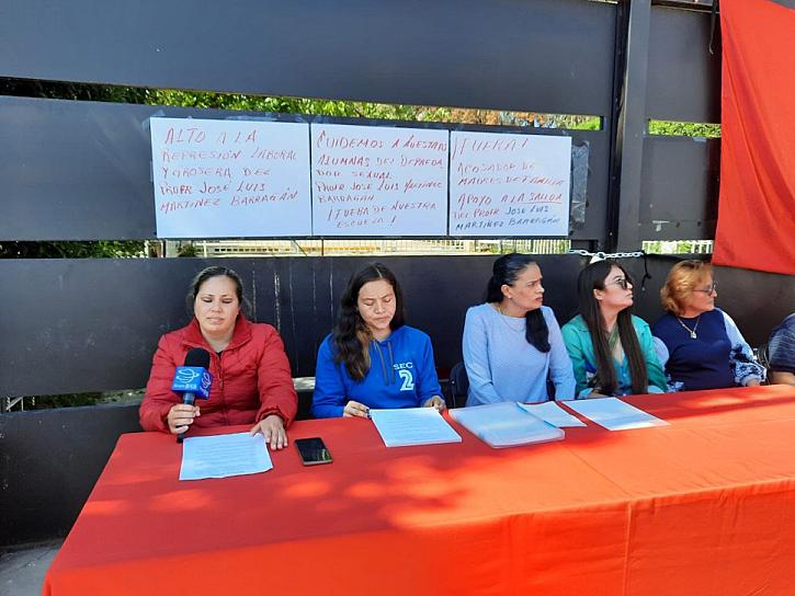 TOMAN MAESTROS Y PADRES DE FAMILIA LA SECUNDARIA 2 EN FRESNILLO