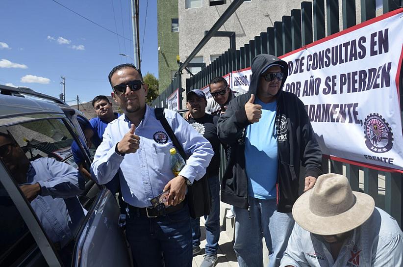 TOMAN MINEROS DE MANERA SIMBÓLICA INSTALACIONES DE LA DELEGACIÓN DEL IMSS