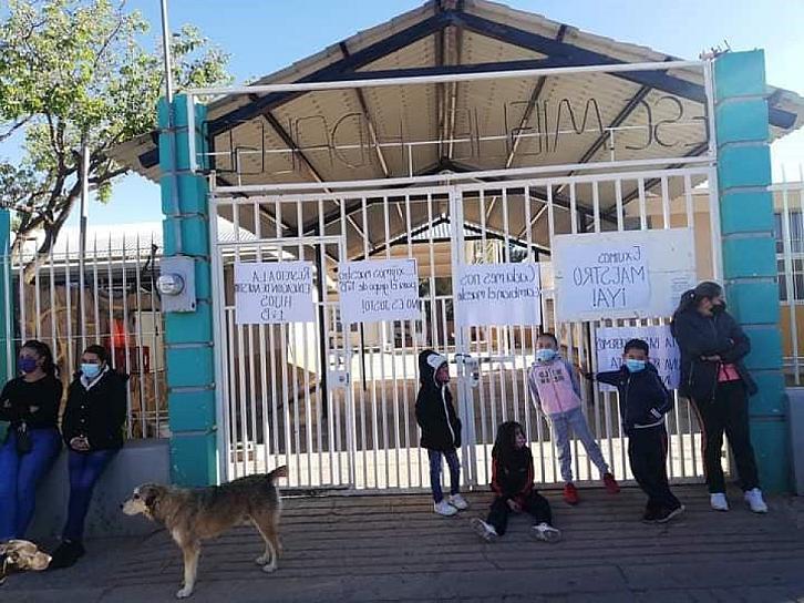 TOMAN PADRES DE FAMILIA PRIMARIA EN HACIENDA NUEVA, EXIGEN MAESTROS 