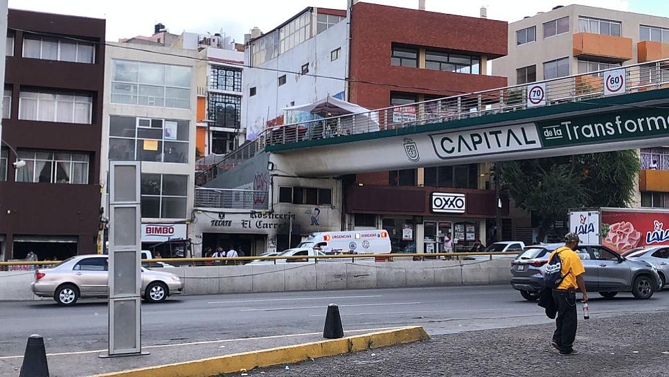 ACRIBILLAN A UN JOVEN EN PUENTE PEATONAL
