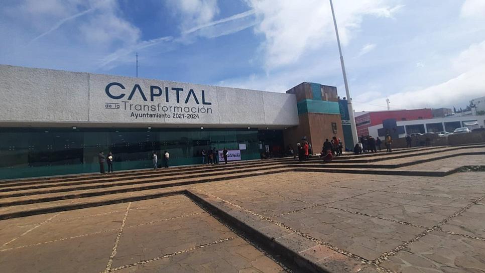 TRABAJADORES DEL AYUNTAMIENTO CAPITALINO TOMAN LA PRESIDENCIA MUNICIPAL 