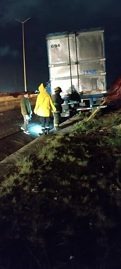 TRÁILER SE SALE DEL CAMINO EN TRÁNSITO PESADO; CHOFER SALE ILESO 