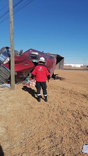 VUELCA TRÁILER QUE TRANSPORTABA GABAZO DE CEBADA 