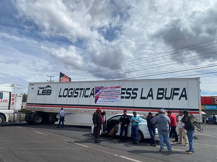 TRANSPORTISTAS BLOQUEAN CARRETERAS; EXIGEN SEGURIDAD