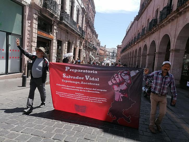 TRAS 2 SEMANAS DE PLANTÓN, MARCHAN MAESTROS DE PREPARATORIAS 