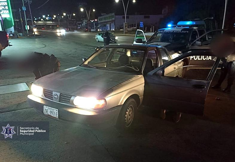 TRAS HUIR Y CHOCAR, DETIENEN A TRES PERSONAS POR ROBAR UN AUTO 