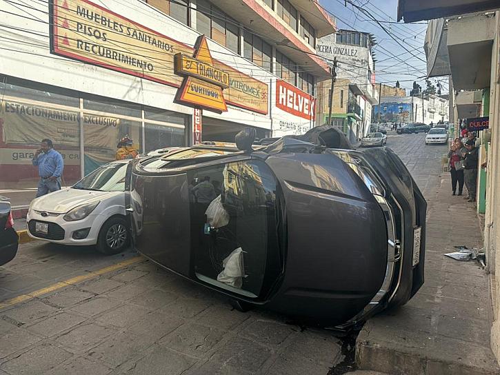 Mujer de la tercera edad acaba en el hospital tras volcar su vehículo en la colonia Pánfilo Natera 