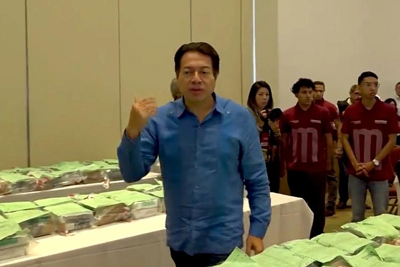 TRASLADAN PAQUETES DE ENCUESTAS DE MORENA A WTC DE LA CDMX 