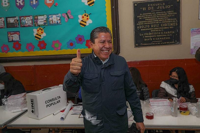 TRAS MEDIA HORA DE RETRASO, DAVID MONREAL EMITE SU VOTO EN LA CONSULTA CIUDADANA