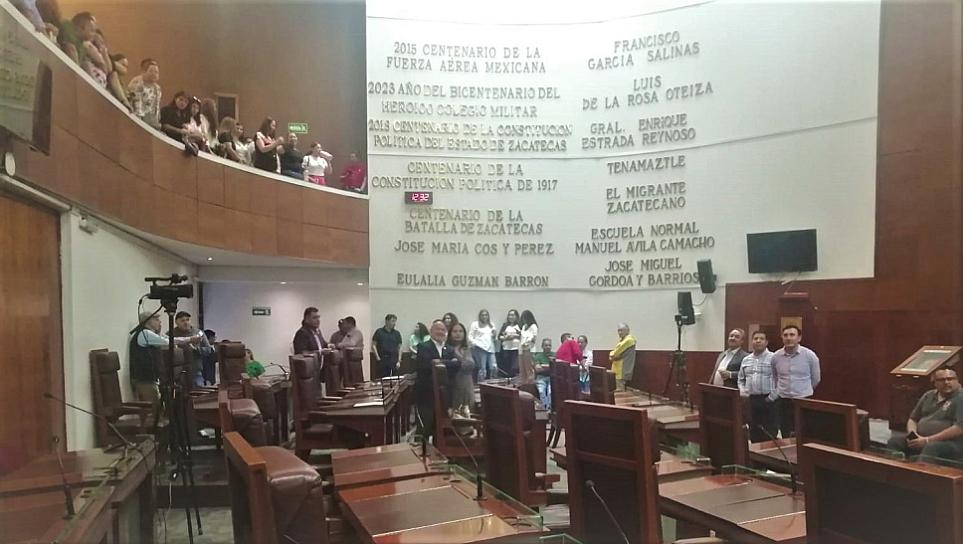 CONTINUARÁ PARO DE BRAZOS CAÍDOS EN LA LEGISLATURA