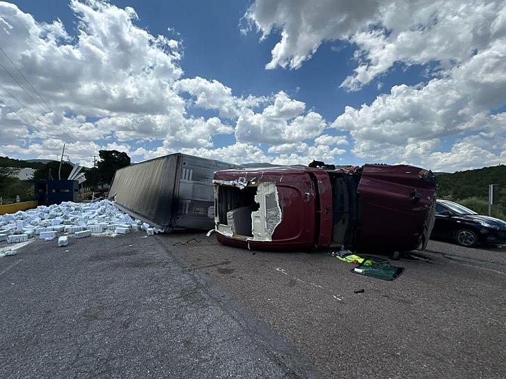 TRÁILER SE QUEDA SIN FRENOS EN LA UNIRSE DE SOMBRERETE 