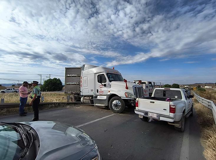 TRÁILER SE SALE DEL CAMINO POR INTENTAR ESQUIVAR UN COCHE