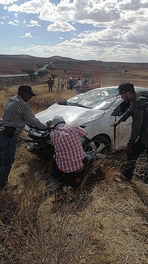 TRIPULANTES DE UN AUTOMÓVIL VUELCAN Y ABANDONAN VEHÍCULO
