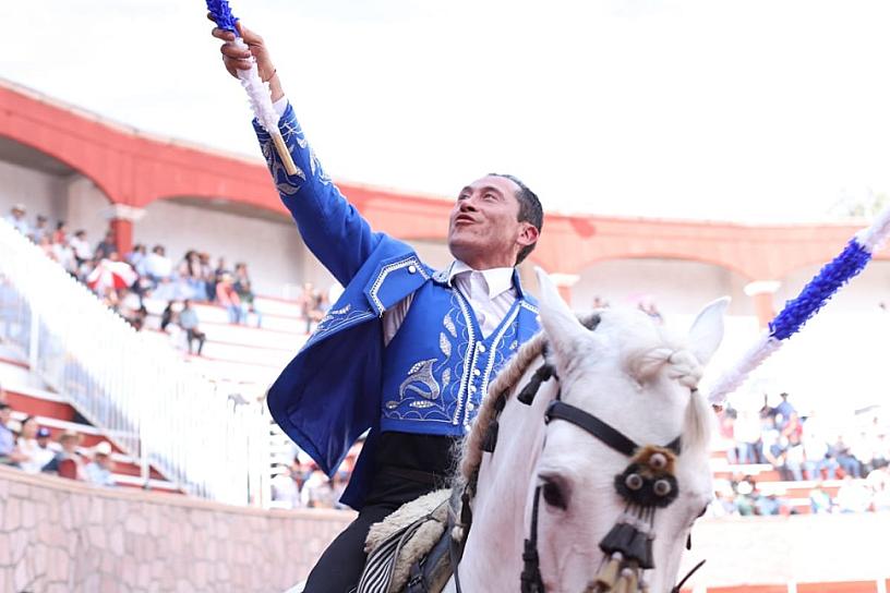 TRIUNFA  ÁNGEL ESPINOZA “PLATERITO” EN EL RETORNO DE LA FIESTA BRAVA A JEREZ