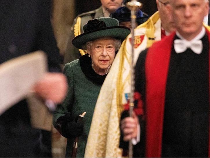 ASISTE ISABEL II A PRIMER ACTO PÚBLICO EN MESES TRAS PROBLEMAS DE SALUD