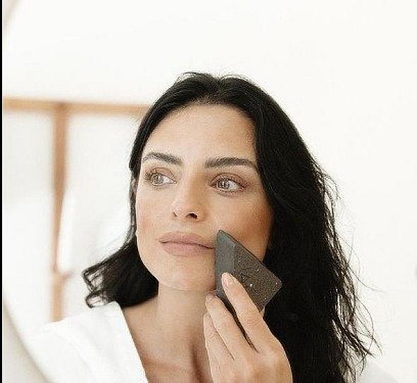 TUNDEN A AISLINN DERBEZ POR ASEGURAR QUE LAS ENFERMEDADES SE CURAN CON LAS EMOCIONES