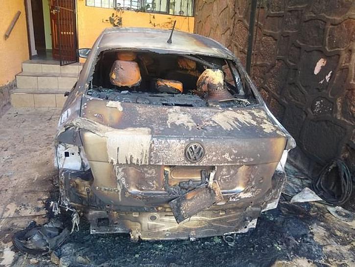 UNA FAMILIA PERDIÓ SU VEHÍCULO, LUEGO DE QUE SUJETOS QUE HABRÍAN IDO A LA FERIA LO INCENDIARAN