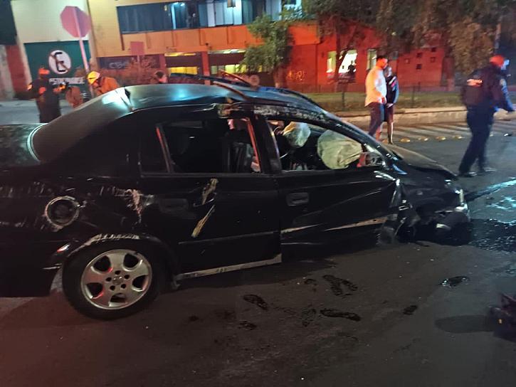 UN HOMBRE PIERDE EL CONTROL DEL VOLANTE Y TEMINA IMPACTÁNDOSE CONTRA UN OBJETO FIJO 