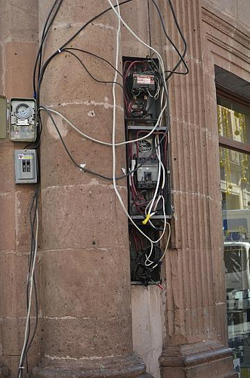 UN LÍO DE CABLES EN CALES HIDALGO Y ALLENDE