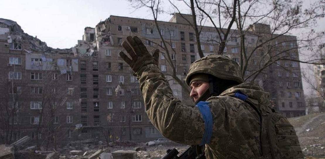 UN NUEVO BOMBARDEO RUSO GOLPEA UN TEATRO EN MARIÚPOL QUE ALBERGADA REFUGIADOS