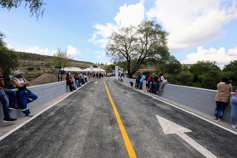 RECONSTRUYE GOBIERNO DEL ESTADO PUENTES Y VIALIDADES EN GENARO CODINA 