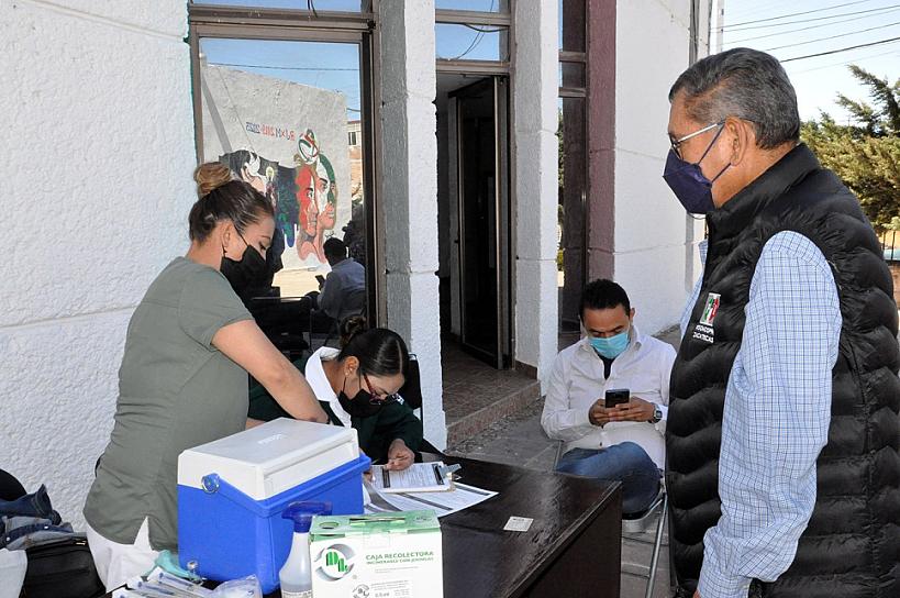 VACUNAN A PRÍISTAS CONTRA EL CORONAVIRUS