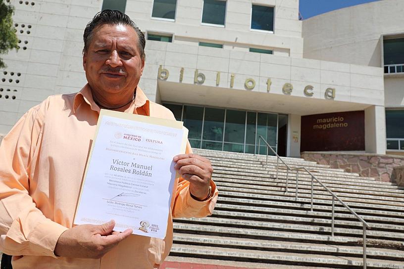 VÍCTOR, UN BIBLIOTECARIO CON 40 AÑOS DE SERVICIO 